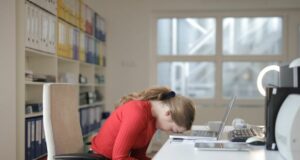 Дали сте постојано уморни кога се враќате на работа? Причината може да биде ова