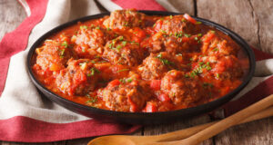 Сочни ќофтиња во беџарски сос! (рецепт)