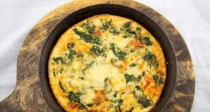 Брз ручек: Потпечен спанаќ со пилешко (рецепт)