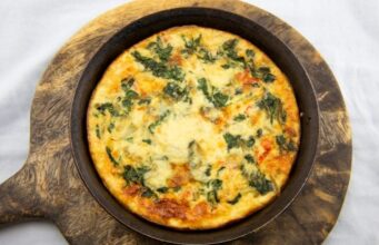 Брз ручек: Потпечен спанаќ со пилешко (рецепт)