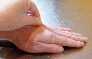 Направете го овој едноставен ТЕСТ и проверете дали вашето ТЕЛО е доволно ХИДРИРАНО