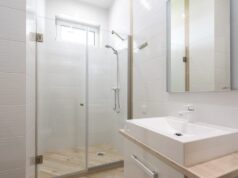 Исчистете ги стаклата на туш кабината без напор