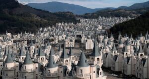 Град со 530 замоци во кои никој не живее