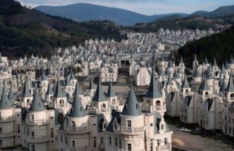 Град со 530 замоци во кои никој не живее