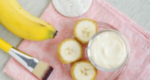 Иако има диплома по дерматологија, таа се грижи за својата кожа по совет на нејзината 72-годишна мајка