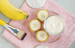 Иако има диплома по дерматологија, таа се грижи за својата кожа по совет на нејзината 72-годишна мајка