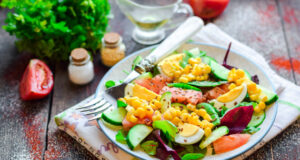 Салата од зеленчук со јајца и пченка – чекор по чекор (рецепт)