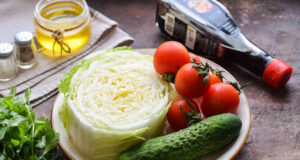 Салата со кинеска зелка, краставици и домати – чекор по чекор (рецепт)