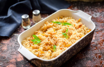 Ориз со кромид и моркови во рерна – многу едноставен посен рецепт