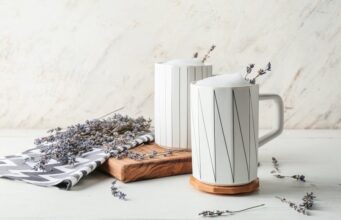 Топло млеко со жалфија или лаванда за побрзо заспивање