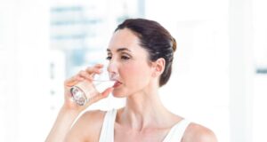 Како да пиете повеќе вода дневно – 5 совети