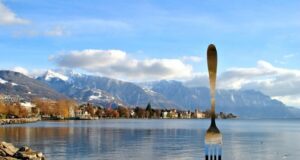 Впечатлива глетка: Во езерото е поставен најчудниот споменик во Европа