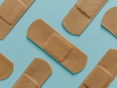 ВИДЕО: Дали знаете за овој трик со фластер? Нема да се откачи или да се лизне од прстот