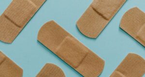 ВИДЕО: Дали знаете за овој трик со фластер? Нема да се откачи или да се лизне од прстот