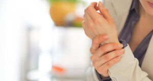 Ако страдате од болки во зглобовите, една храна и мали промени во вашата дневна рутина би можеле да ви помогнат