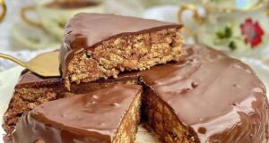 Не ви треба рерна: Само 10 минути и 5 состојки се потребни за да се подготви вкусна торта со чоколадо и бисквити