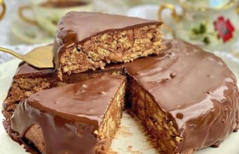 Не ви треба рерна: Само 10 минути и 5 состојки се потребни за да се подготви вкусна торта со чоколадо и бисквити