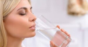 Пиење вода веднаш по станувањето: Сите придобивки од овој ритуал