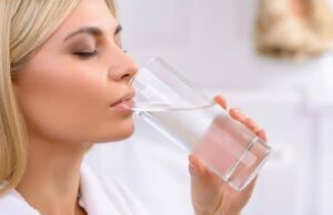 Пиење вода веднаш по станувањето: Сите придобивки од овој ритуал