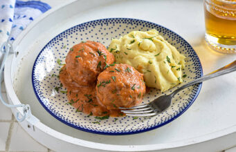 Ќофтиња со месо и ориз