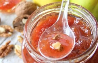 Слатко од рендана дуња со ореви