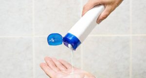 Миењето на лицето со шампон против првут ги отстранува акните