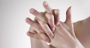 Дали често ги „кршите“ прстите? Се чини дека можеби го имате овој проблем…