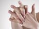 Дали често ги „кршите“ прстите? Се чини дека можеби го имате овој проблем…