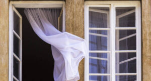 Промаја…Некои се плашат од неа, некои се смеат: Дали промајата „убива“?