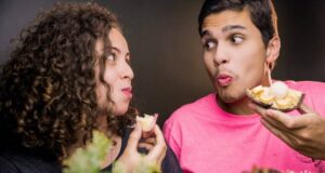 Брзото џвакање храна може да биде ПРИЧИНА за овој проблем