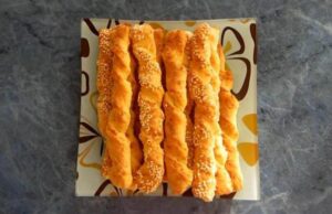 Спирални стапчиња со шунка и сирење (рецепт)