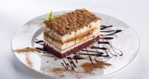 Без печење, брзо и лесно се подготвува: Неодолива бисквитна торта со два крем филови (РЕЦЕПТ)