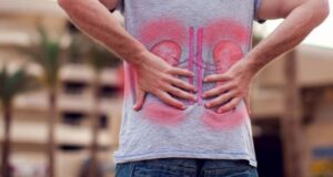 ПОГЛЕДНЕТЕ ГИ УШИТЕ И ЈАЗИКОТ: Состојбата на бубрезите и мочниот меур се гледаат на лицето, темните кругови не се единствениот знак