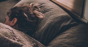 ИСТРАЖУВАЊЕ: Еве на која страна треба да спиете за подобро здравје на мозокот