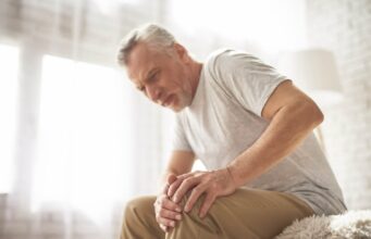 ДВЕ ТЕОРИИ: Зошто болат зглобовите и коските кога врне?