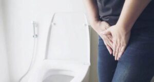 МНОГУ ЈА ИМААТ ОВАА НАВИКА ВО ТОАЛЕТ, А НЕ ЗНААТ ДЕКА ГО УНИШТУВА ЗДРАВЈЕТО: Воопшто не го правете ова, еве какви се последиците!