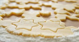 НЕМОЖЕМЕ ДА ЈА ЗАМИСЛИМЕ ПРАЗНИЧНАТА ТРЕПА без нив – РЕЦЕПТ за НОВОГОДИШНИ КОЛАЧИ