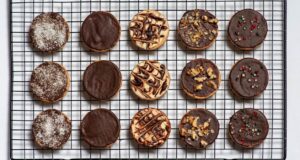 Замесете тесто од 3 состојки и направете дури 6 видови бисквити, чоколадните ни се омилени