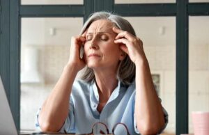 Четири НЕВИДЛИВИ симптоми на менопауза: Жените не обрнуваат внимание