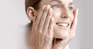 Природно средство за чистење лице: Ги намалува брчките и е евтино