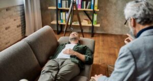 Психијатар, психолог или психотерапевт – каде да побараме помош кога нашата психа страда?