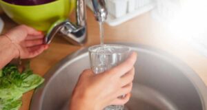 Цел живот погрешно го правите ова: Кога е најдобро да пиете ТОПЛА вода, а кога е ЛАДНА