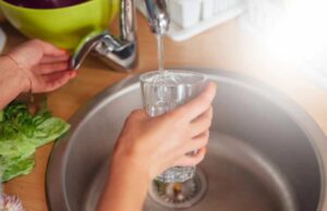 Цел живот погрешно го правите ова: Кога е најдобро да пиете ТОПЛА вода, а кога е ЛАДНА