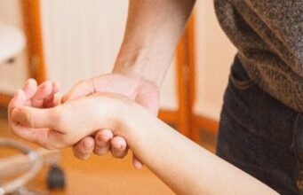 Некои знаци на рацете и нозете може да бидат симптоми на недостаток на витамин Б12