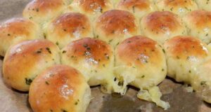 ЛЕБЧИЊА СО КАШКАВАЛ ПРЕЛИЕНИ СО ЛУК ВО ПРАВ, МАСЛО И РУЗМАРИН