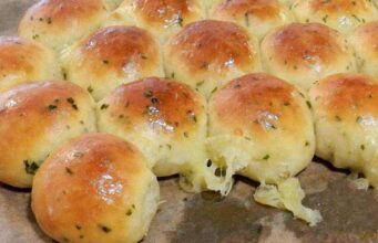 ЛЕБЧИЊА СО КАШКАВАЛ ПРЕЛИЕНИ СО ЛУК ВО ПРАВ, МАСЛО И РУЗМАРИН