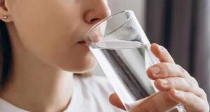 Експертите објаснуваат зошто не е добро да пиете вода додека јадете