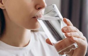 Експертите објаснуваат зошто не е добро да пиете вода додека јадете