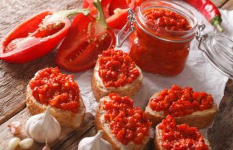 АЈВАР ОД ВАРЕНИ ПИПЕРКИ: Нема многу работа и се е готово за помалку од два часа