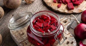Без КОНЗЕРВАНСИ се приготвува ВЕДНАШ: Кисело цвекло во тегла ќе стане вашата омилена зимска салата (РЕЦЕПТ)